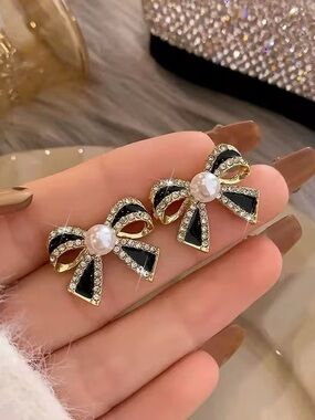 ***Exquisite  Black Bow Pearl & Crystal Stud Earrings